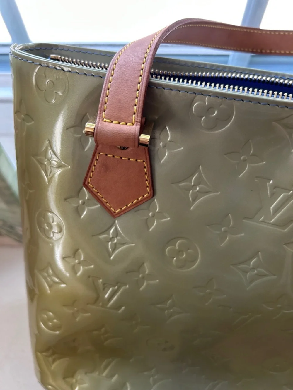 7007. ✨LUXURY✨Louis Vuitton Olive Vernis MonoTote w/ Tan Leather Handles. COA. - Picture 11 of 16
